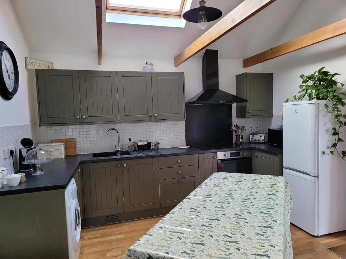 Oak Cottage With Private Log Fired Hot Tub Мейдстън Екстериор снимка